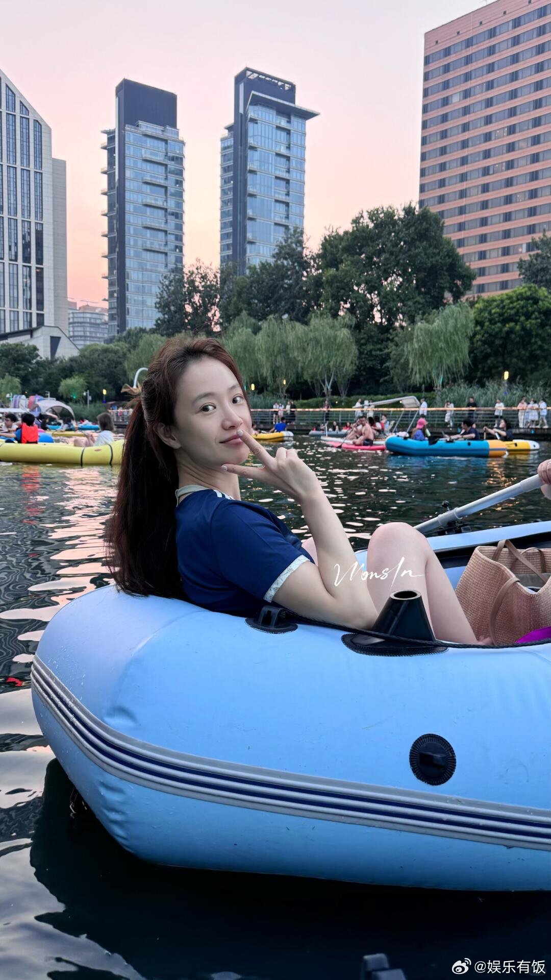 网友亮马河偶遇李梦划船，松弛感十足