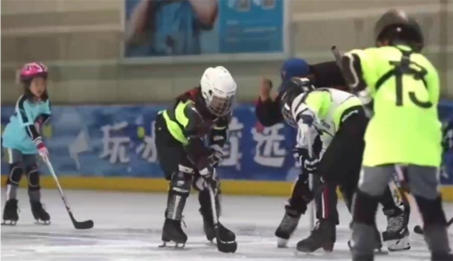 旱地冰球运动点燃来连务工人员子女的“冬奥梦”休闲区蓝鸢梦想 - Www.slyday.coM 旱地冰球运动点燃来连务工人员子女的“冬奥梦”休闲区蓝鸢梦想 - Www.slyday.coM