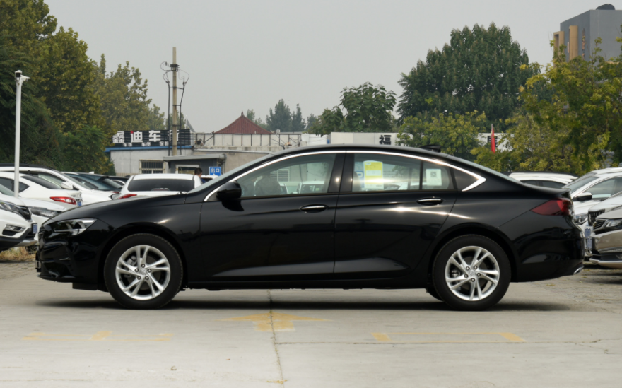 两款经典合资中型轿车PK:别克君威对比大众迈腾