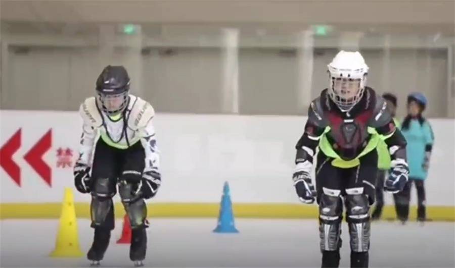 旱地冰球运动点燃来连务工人员子女的“冬奥梦”休闲区蓝鸢梦想 - Www.slyday.coM 旱地冰球运动点燃来连务工人员子女的“冬奥梦”休闲区蓝鸢梦想 - Www.slyday.coM