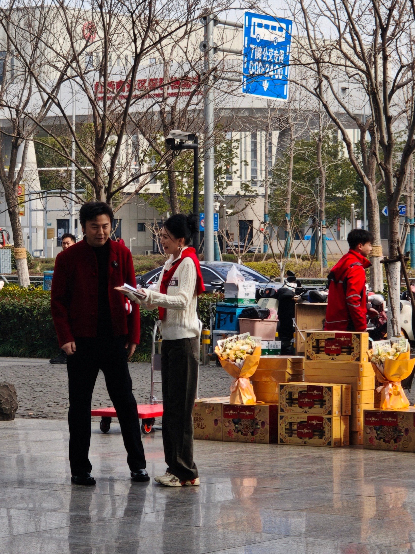 雷佳音上海街头发坚果饼干与路人唠嗑
