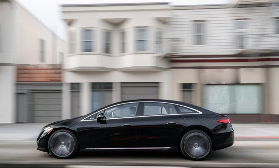 顶流纯电车比拼:奔驰EQS对比宝马i7谁更值得买?