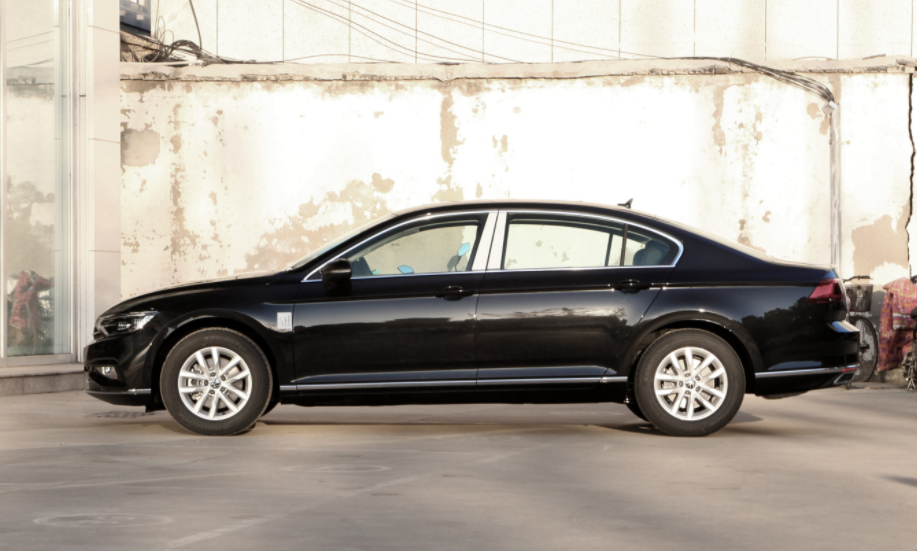 两款经典合资中型轿车PK:别克君威对比大众迈腾