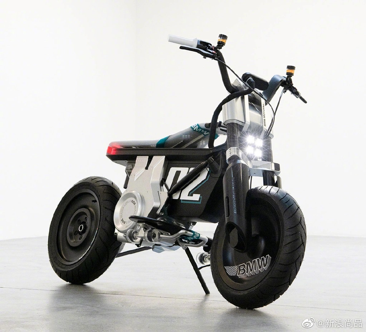 宝马推出了全新的电动摩托车一CE02……