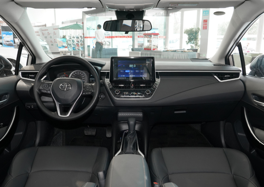 大空间合资家轿如何选?现代伊兰特对比丰田凌尚