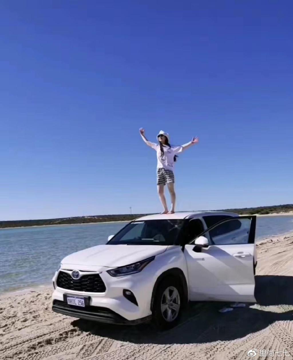 田震在澳洲玩嗨了,穿短裤肌肉身材还像小姑娘,开20万车很接地气