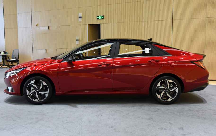 大空间合资家轿如何选?现代伊兰特对比丰田凌尚