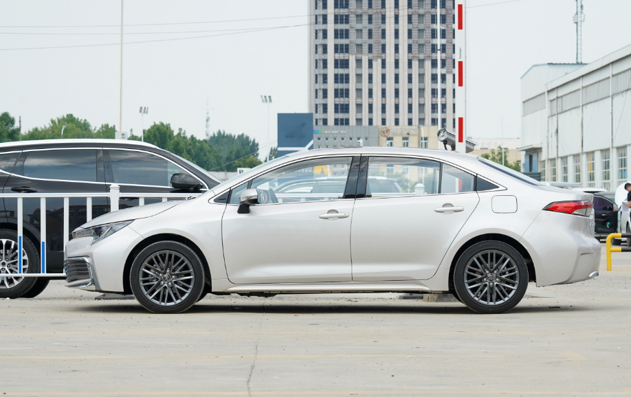 大空间合资家轿如何选?现代伊兰特对比丰田凌尚