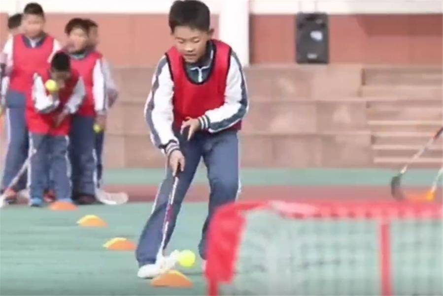 旱地冰球运动点燃来连务工人员子女的“冬奥梦”休闲区蓝鸢梦想 - Www.slyday.coM 旱地冰球运动点燃来连务工人员子女的“冬奥梦”休闲区蓝鸢梦想 - Www.slyday.coM