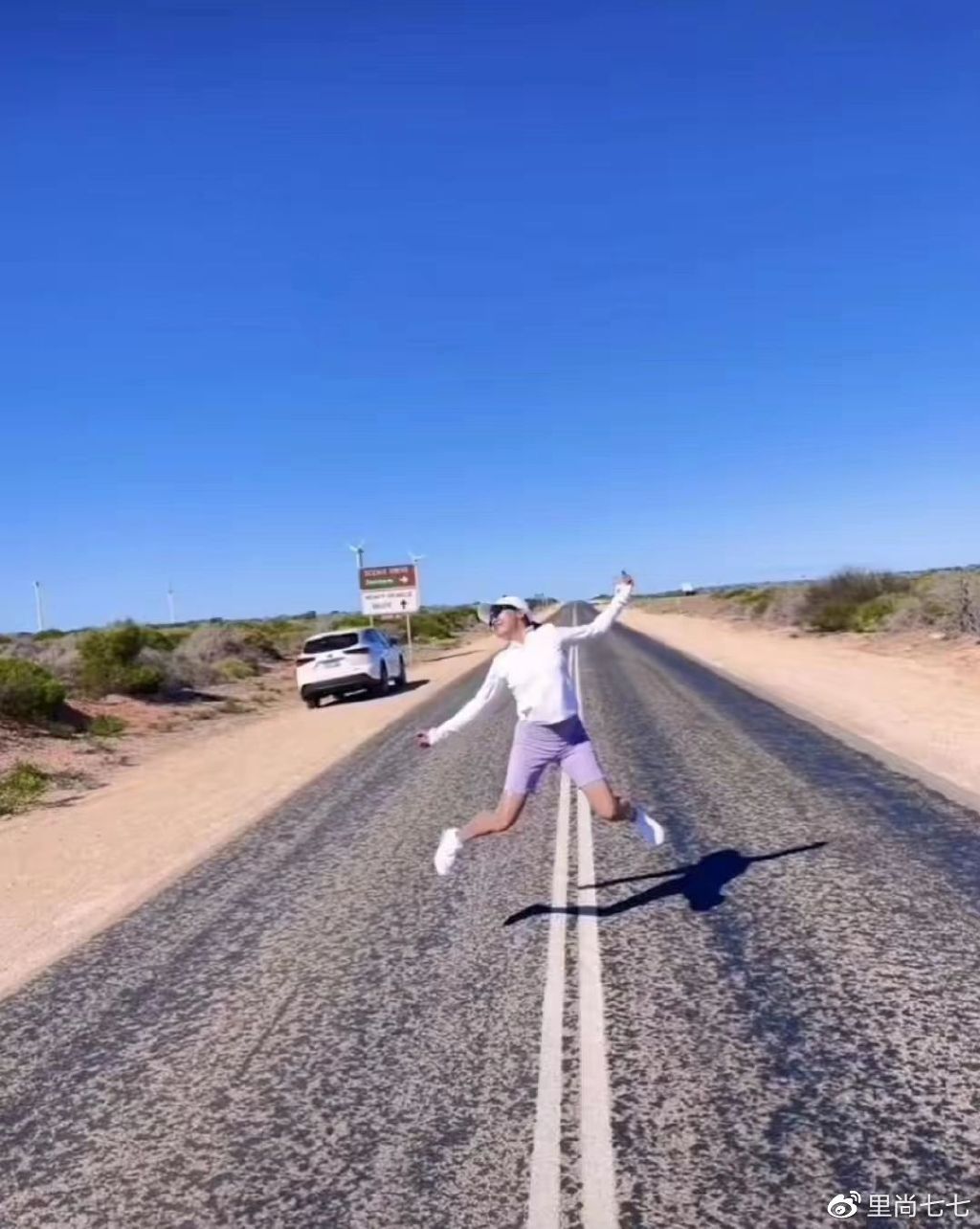 田震在澳洲玩嗨了,穿短裤肌肉身材还像小姑娘,开20万车很接地气