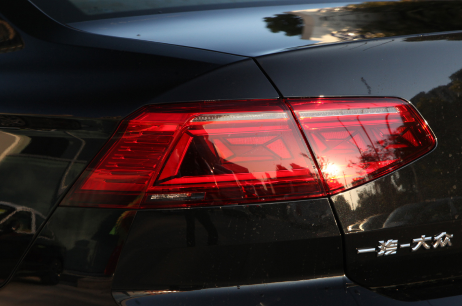 两款经典合资中型轿车PK:别克君威对比大众迈腾