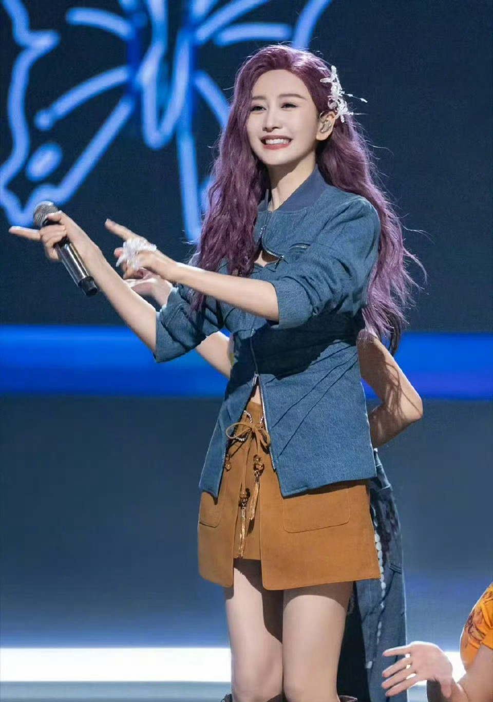 王鸥回归芒果造型惊艳状态明媚