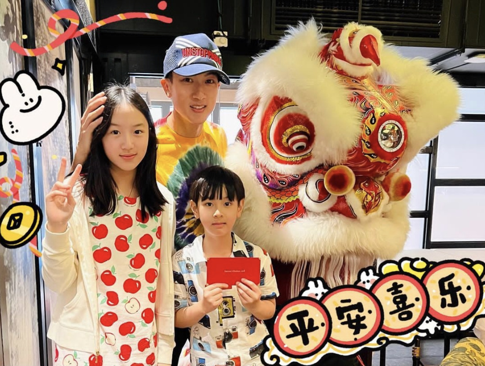 吴尊澳洲过年引争议，晒全家福一家四口坐沙发，却让岳父岳母站两侧