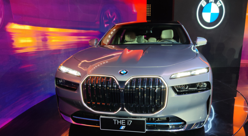 顶流纯电车比拼:奔驰EQS对比宝马i7谁更值得买?