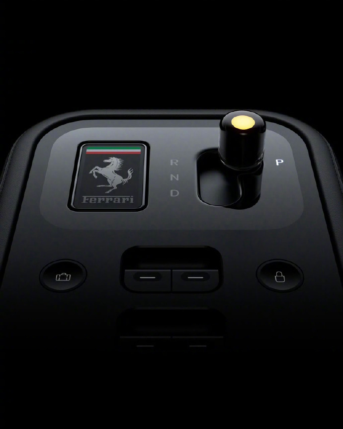 法拉利首款纯电超跑LUCE内饰曝光，苹果设计师操刀实体按键密集