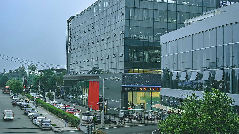 上下共9层，大大大＆豪豪豪 探访“宇宙最大”的比亚迪旗舰店！