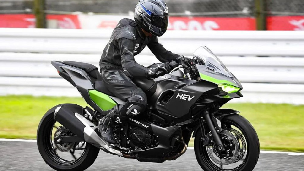 川崎电摩亮相铃鹿8耐，混动的Ninja跑车，纯电的街车都来了