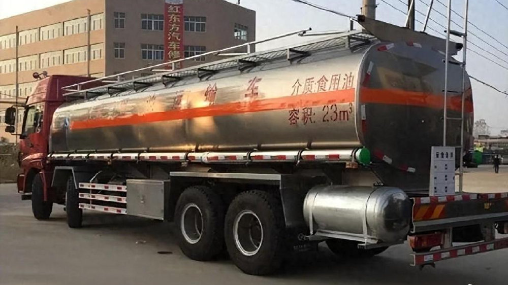 海地油罐车爆炸，62人死亡，快冒火的车上哄抢汽油，...