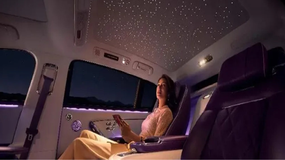 近场投影、光纤穿孔、电子墨水等上车，智能座舱显示再升级