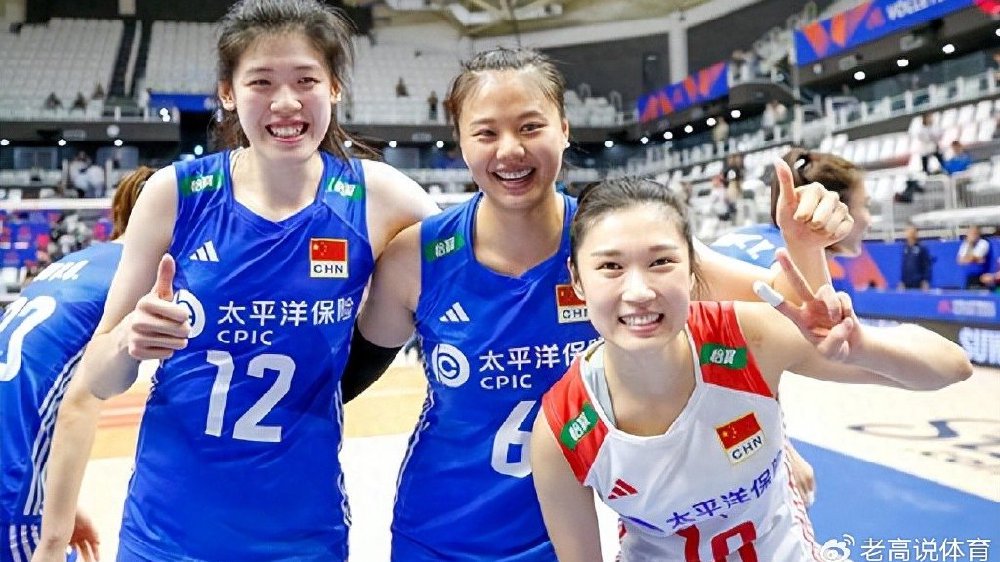 女排胜日本后，李盈莹和龚翔宇模仿王梦洁三连防动作，滑稽又可爱