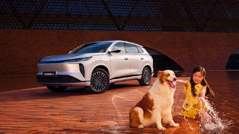 10多万就给配齐冰箱彩电大沙发，这款插混SUV也太卷了！