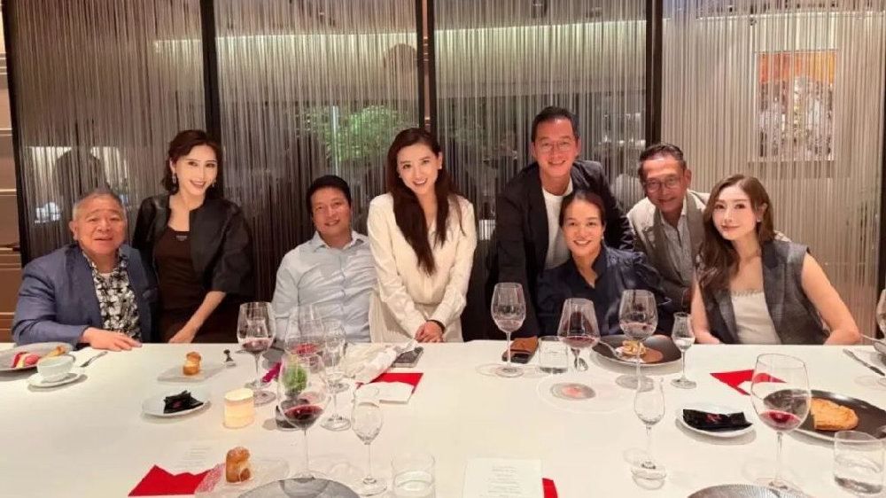 李嘉欣、黎姿带老公聚会一起镶边，合影背后的贵妇鄙视链