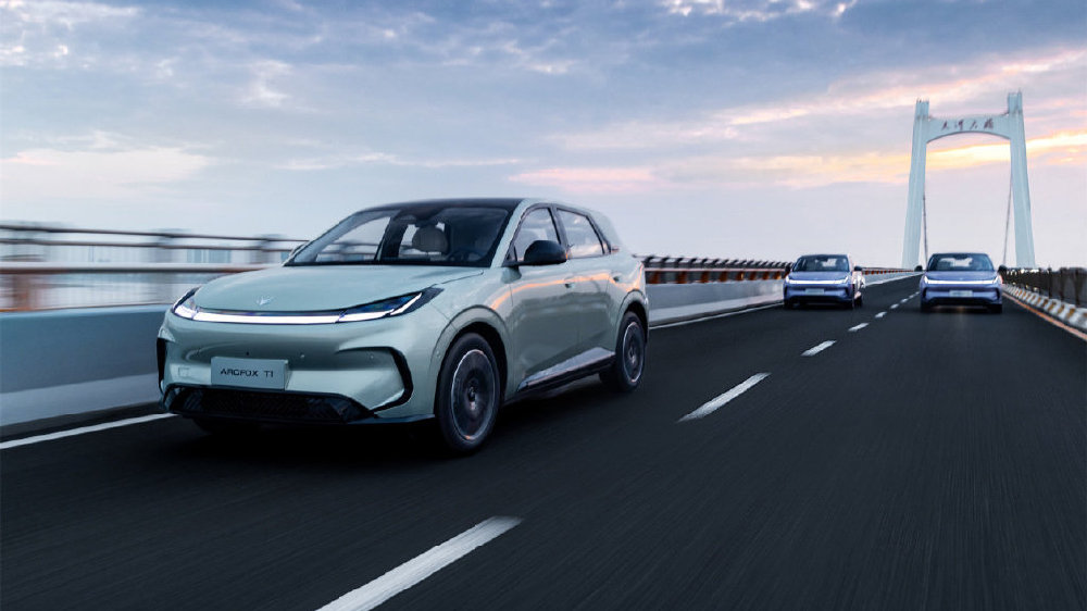 纯电小车再迎新选手，极狐T1上市6.28万起