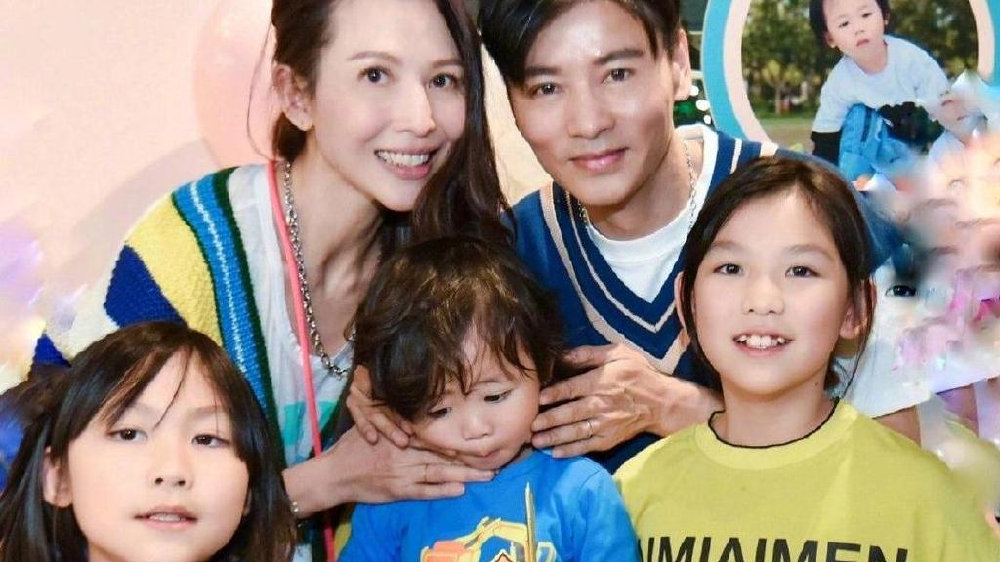 蔡少芬居家陪儿子豪宅曝光，同一小区买了两套，楼高三层好气派！