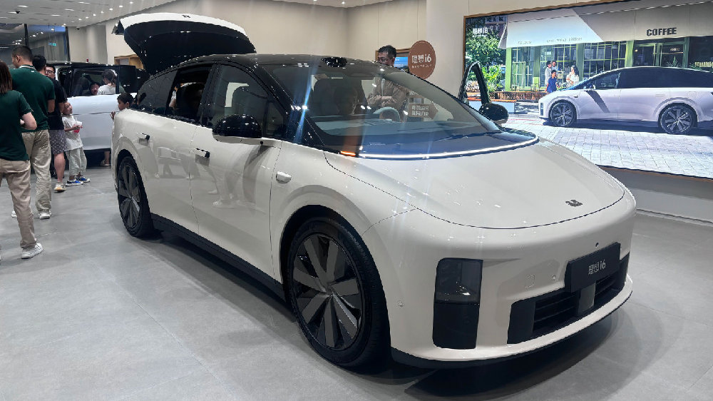 理想i6上市首日探店：人气创造新高，外观受年轻用户好评