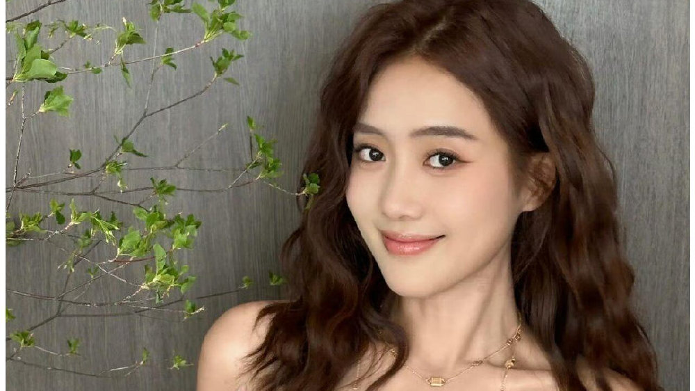 《与凤行》配角王梓薇在北京买毛坯别墅，直播收入曝光