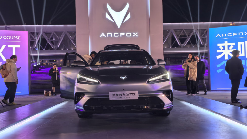 限时价10.98万起！新款极狐阿尔法T5上市，智能性能双升级