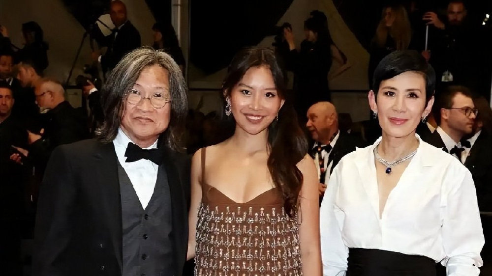 吴君如女儿首次亮相巴黎舞会，展示高雅气质，网友称神似陈可辛！