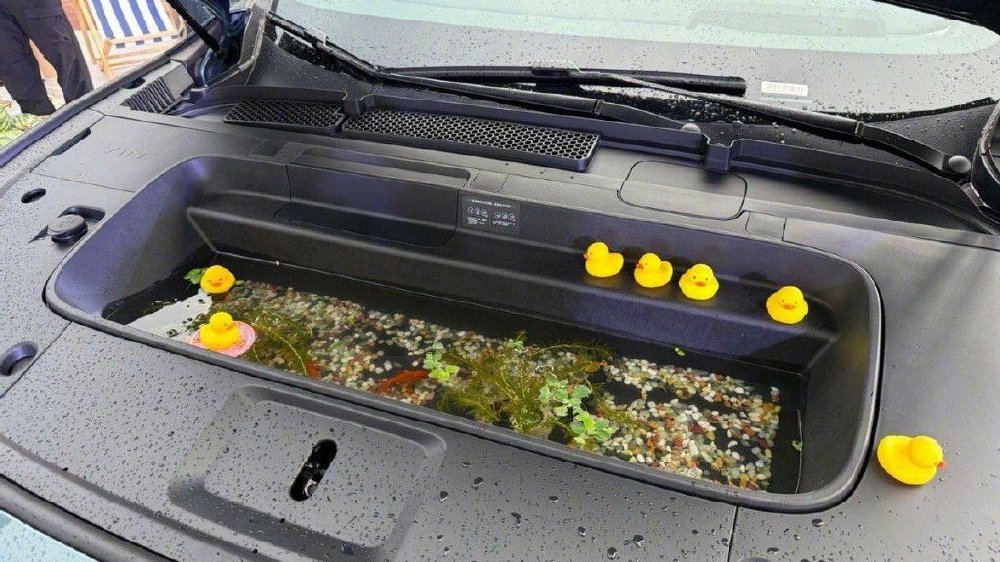 冰箱彩电沙发三件套沦为标配，车企开始卷地暖和浴室了？