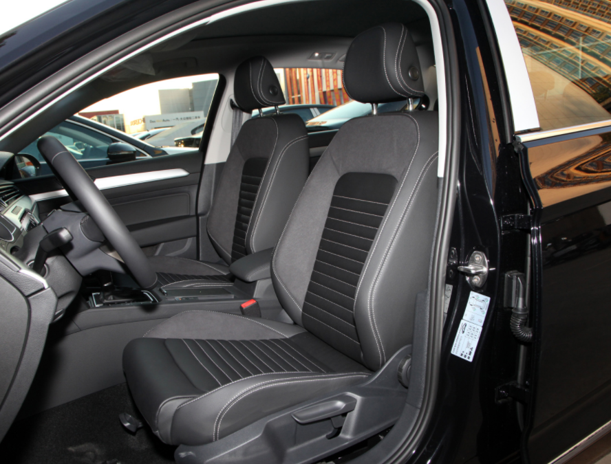 两款经典合资中型轿车PK:别克君威对比大众迈腾