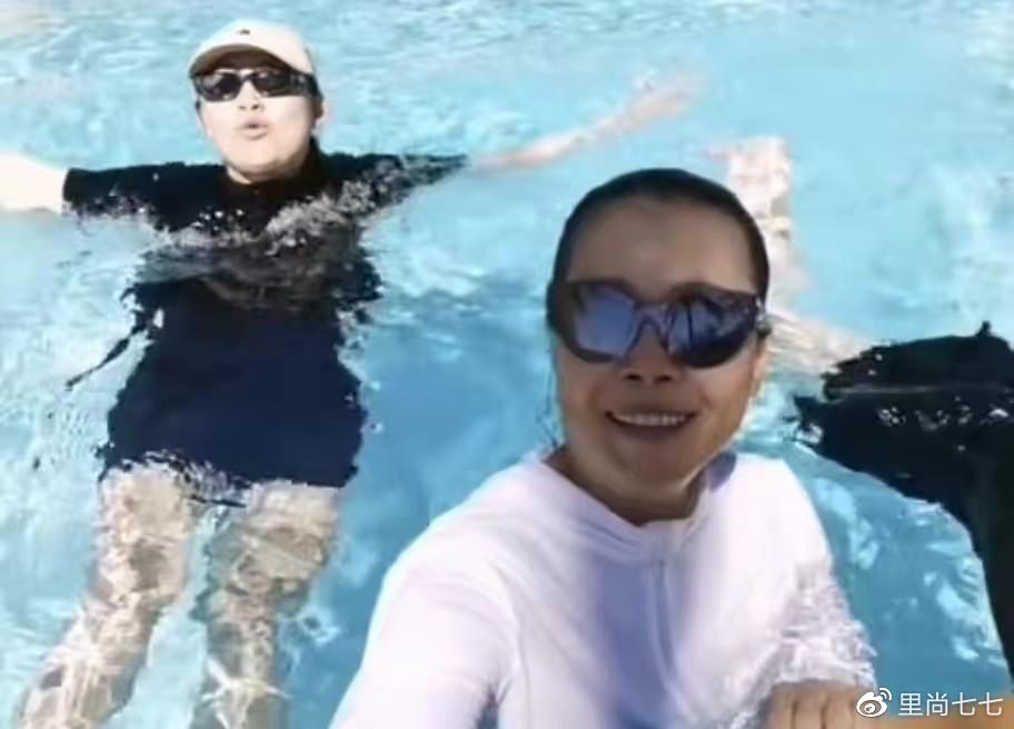 田震在澳洲玩嗨了,穿短裤肌肉身材还像小姑娘,开20万车很接地气