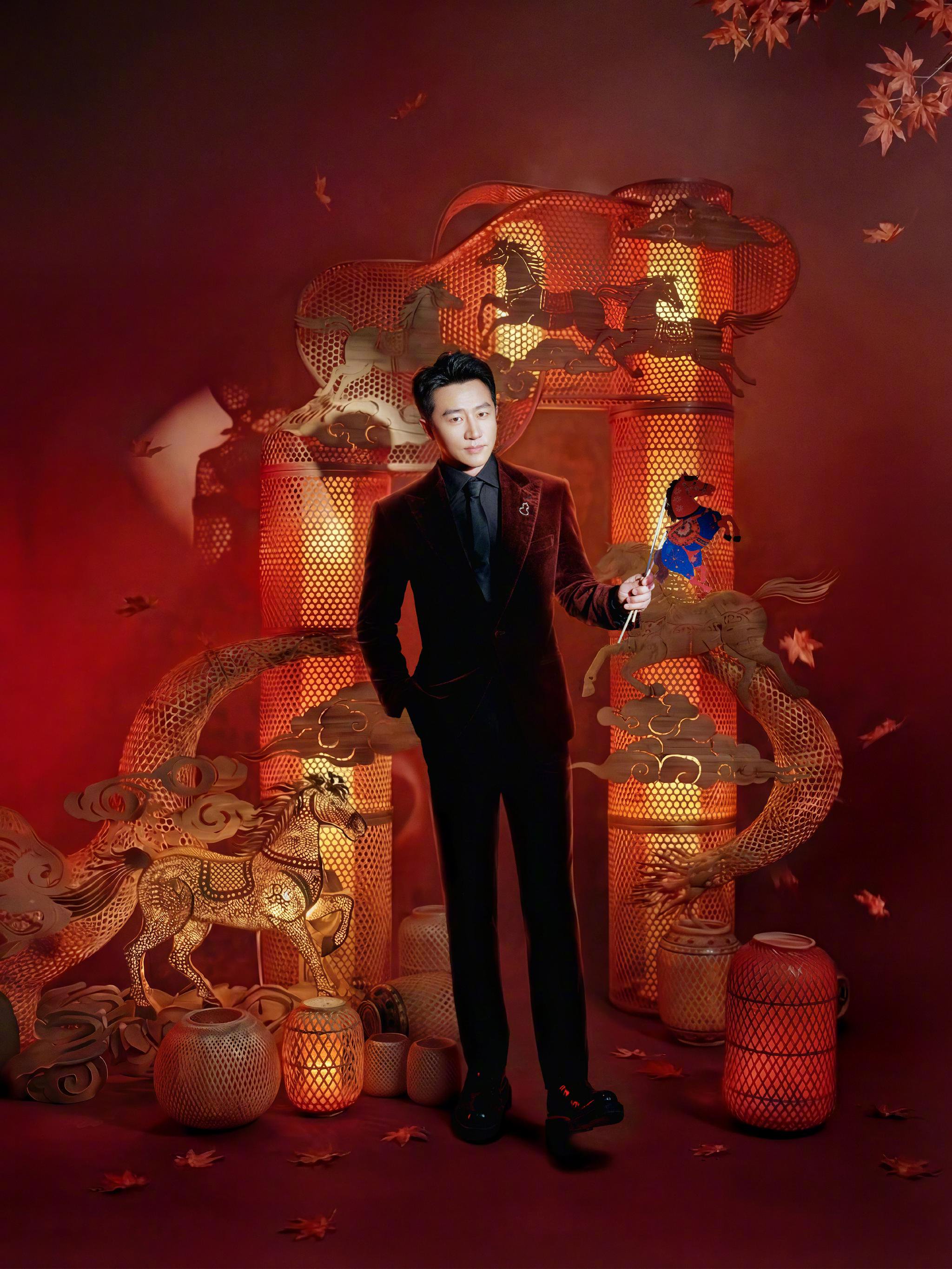 每一次亮相都让人惊喜，酒红色丝绒西装大气高级，新年仪式感和质感平衡的很好