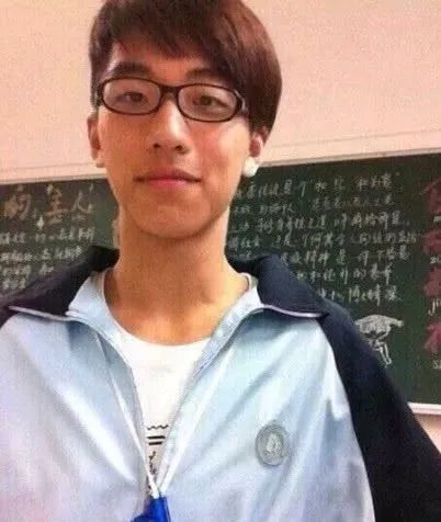 不少人网友就去追溯许魏洲的从前,就找到了许魏洲还未出道时的照片.