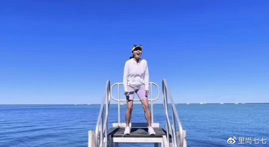 田震在澳洲玩嗨了,穿短裤肌肉身材还像小姑娘,开20万车很接地气