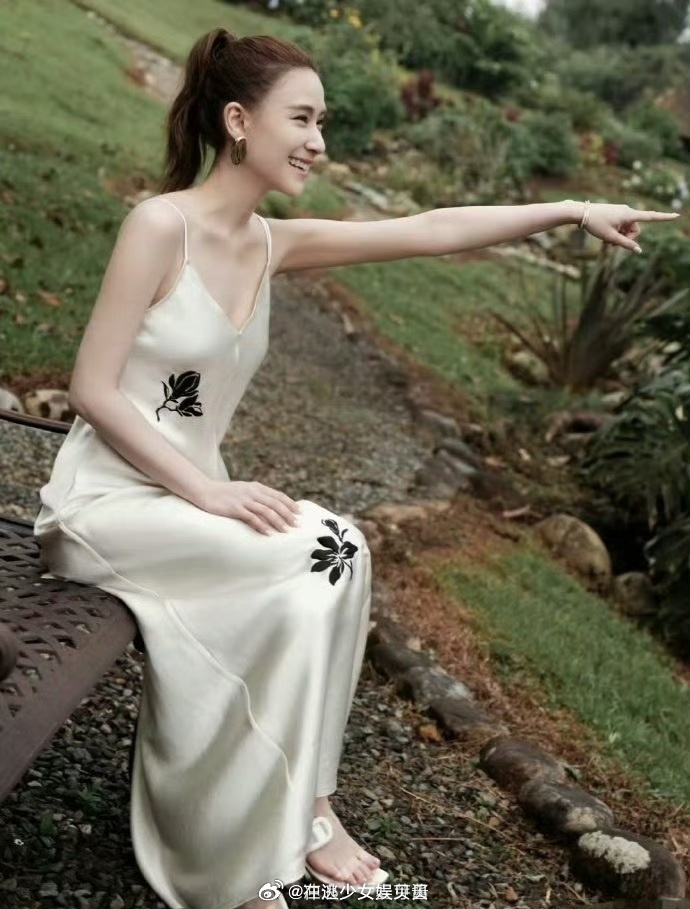 何超莲不愧是赌王家的最美千金，连脚趾头都是美的，窦骁真有福气！