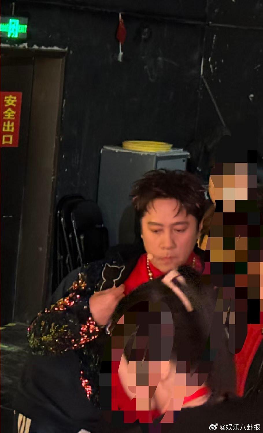 蔡国庆辽宁春晚后台生图曝光，冻龄颜值引热议