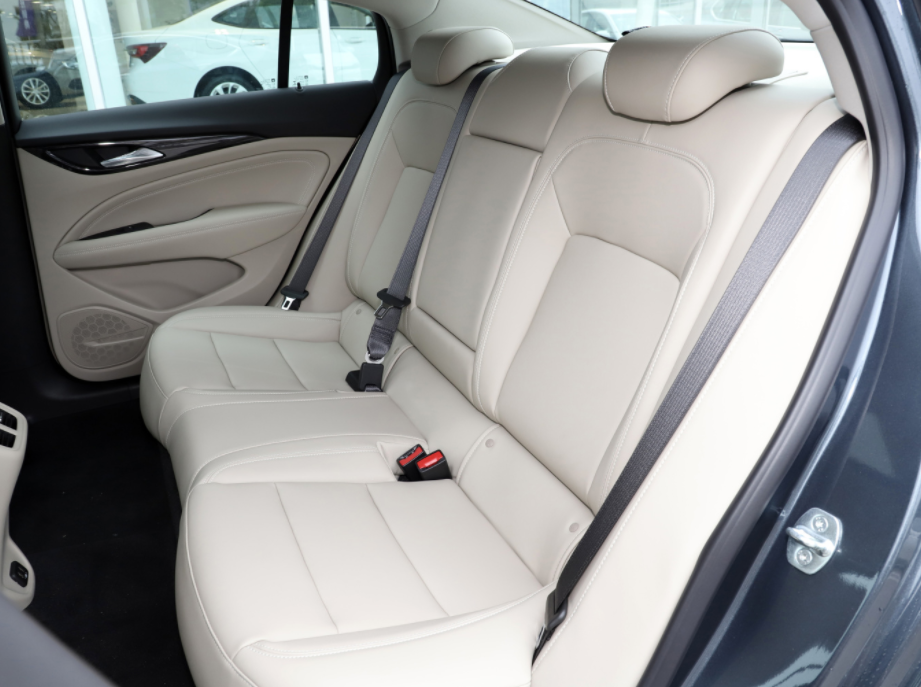 两款经典合资中型轿车PK:别克君威对比大众迈腾