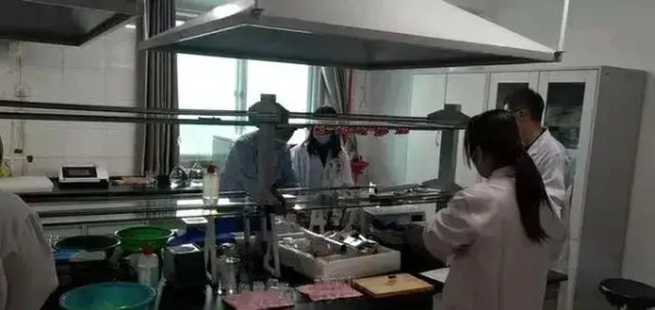 热搜第一:西安出现多例出血热病例,网传跟吃草莓有关,专家回应休闲区蓝鸢梦想 - Www.slyday.coM 热搜第一:西安出现多例出血热病例,网传跟吃草莓有关,专家回应休闲区蓝鸢梦想 - Www.slyday.coM