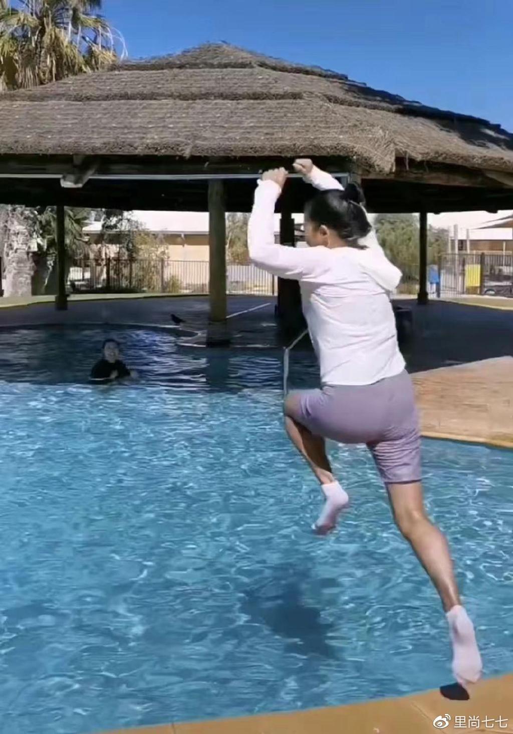 田震在澳洲玩嗨了,穿短裤肌肉身材还像小姑娘,开20万车很接地气