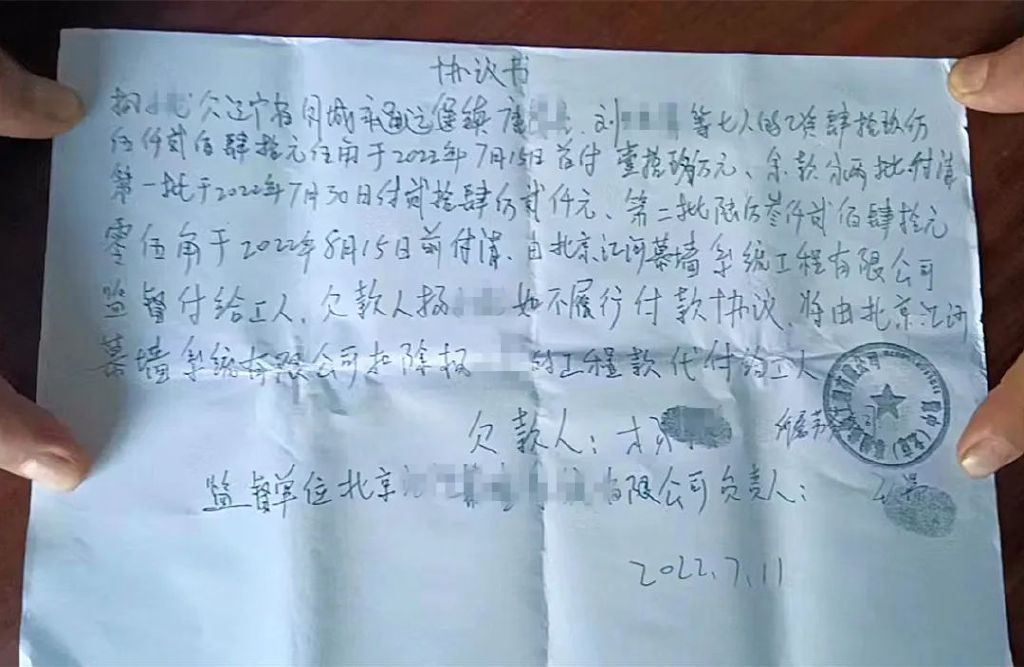 身陷“感恩门”的孙茵又遇农民工在天朗售楼部打地铺讨薪(图3)