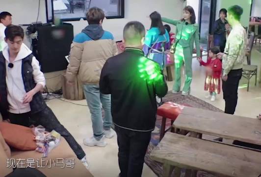 在看到所有人都把活丢给马天宇一个人后，身为客栈老板的刘涛看不下去了