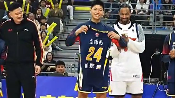 广东男篮官方入队仪式：朱芳雨给新援发球衣 崔永熙暴扣焦泊乔缺席