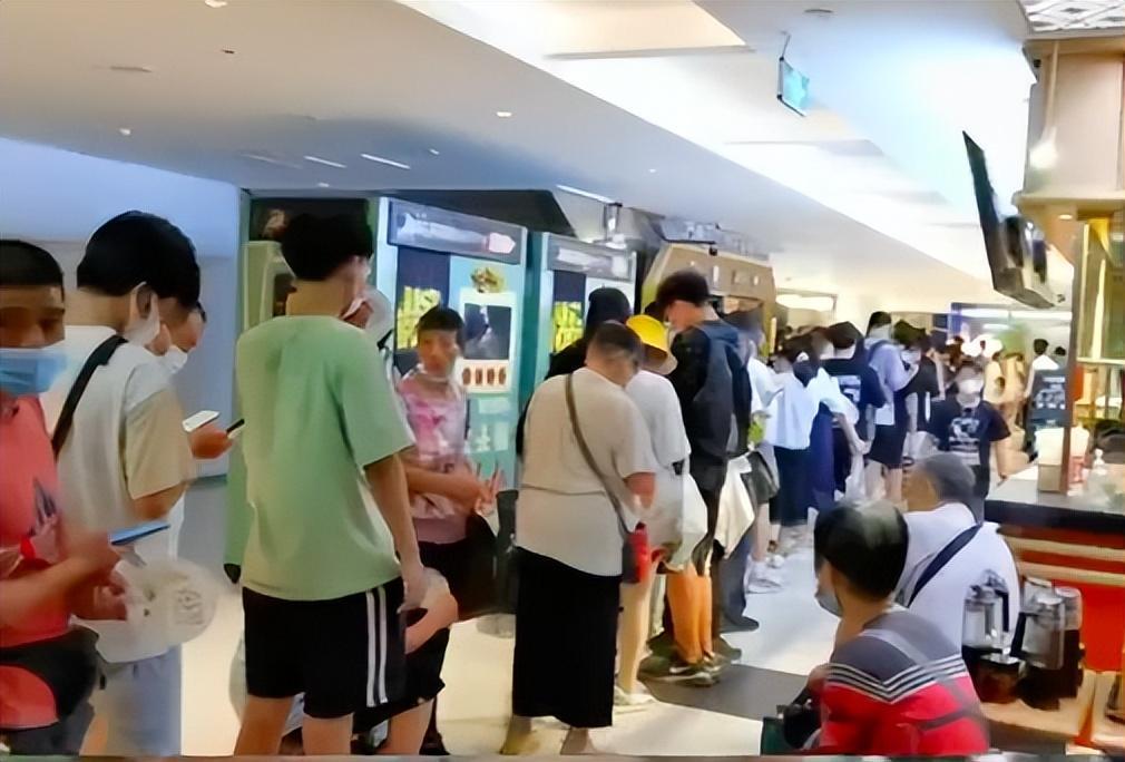 茶颜悦色在南京开店惹争议,警方提醒别去排队,吕良加速走出湖南休闲区蓝鸢梦想 - Www.slyday.coM 茶颜悦色在南京开店惹争议,警方提醒别去排队,吕良加速走出湖南休闲区蓝鸢梦想 - Www.slyday.coM