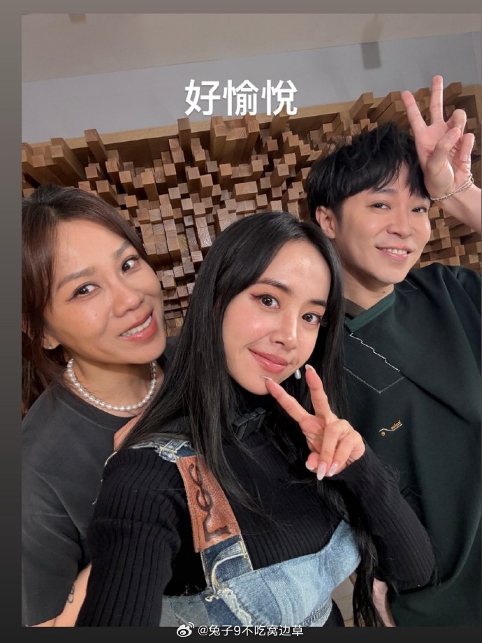 蔡依林魅力不减，吴青峰古灵精怪，蔡健雅沉稳大气，自拍尽显风采