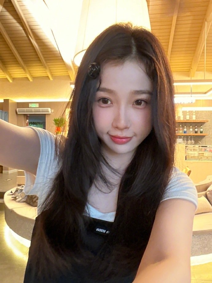 虞书欣姜暮曼市日常十八宫格照曝光