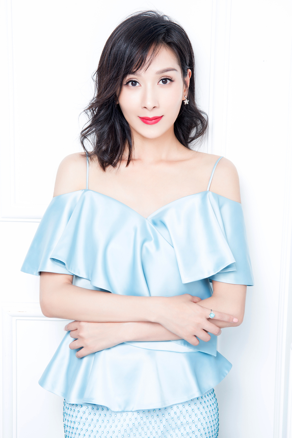 杨恭如真是“阿姨圈顶流”，穿红色薄纱连衣裙浪漫优雅，高贵精致